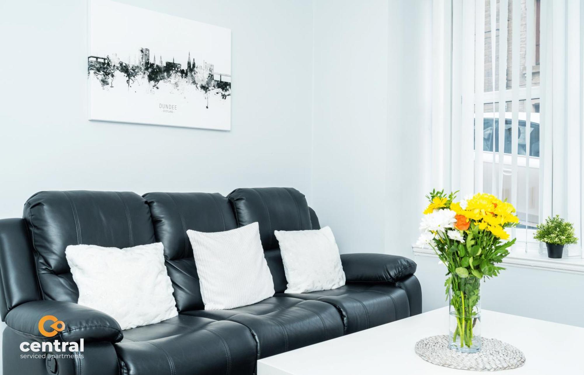 Central Serviced Apartments - 2 Bedroom - Ground Floor - Monthly & Weekly Bookings Welcome - Free Street Parking - 2 Double Beds - Wifi - Smart Tvs In Rooms - Fully Equipped - Heating 24-7 - Contractor & Short Stay Favourite Dundee Buitenkant foto
