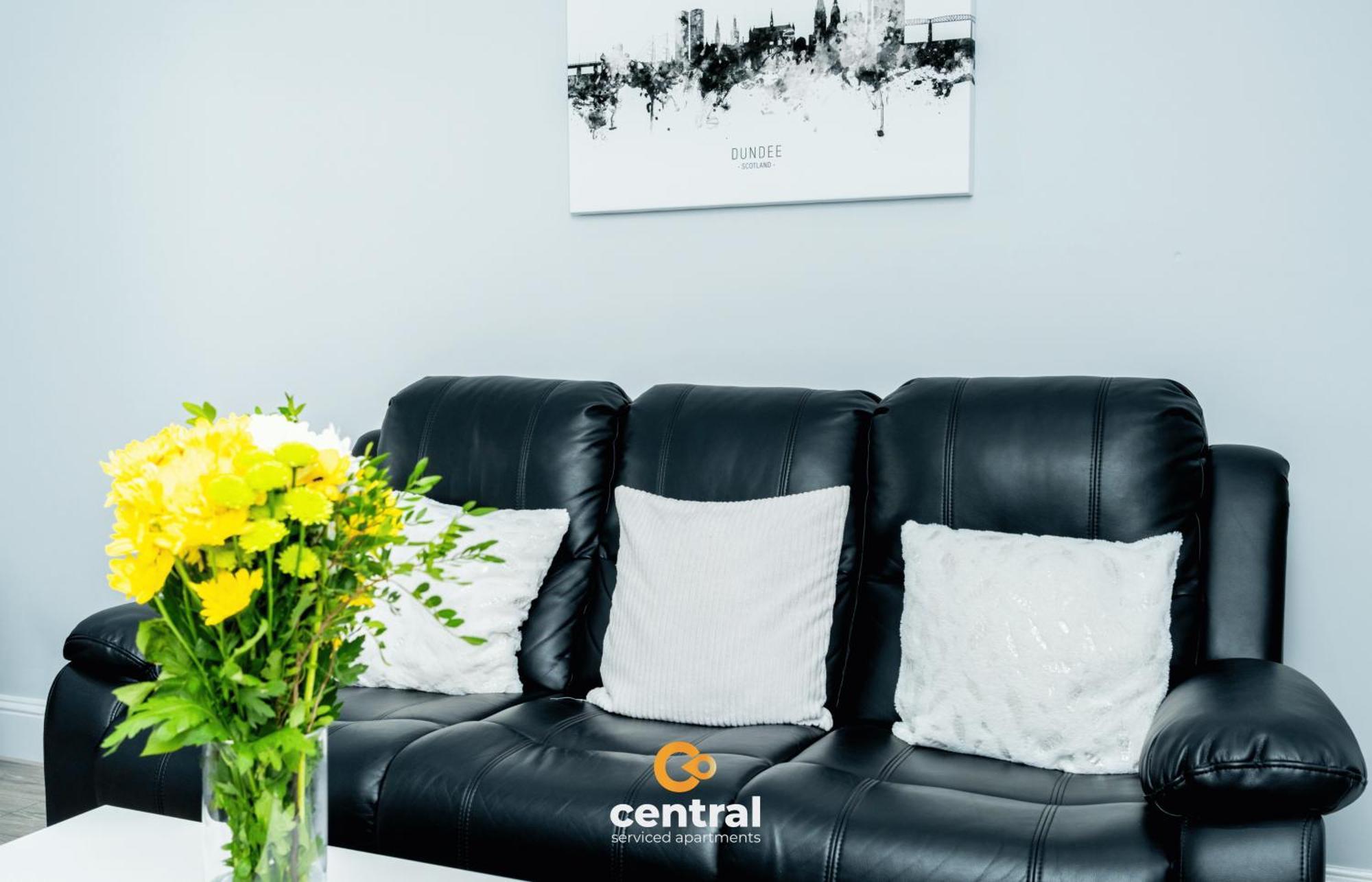 Central Serviced Apartments - 2 Bedroom - Ground Floor - Monthly & Weekly Bookings Welcome - Free Street Parking - 2 Double Beds - Wifi - Smart Tvs In Rooms - Fully Equipped - Heating 24-7 - Contractor & Short Stay Favourite Dundee Buitenkant foto