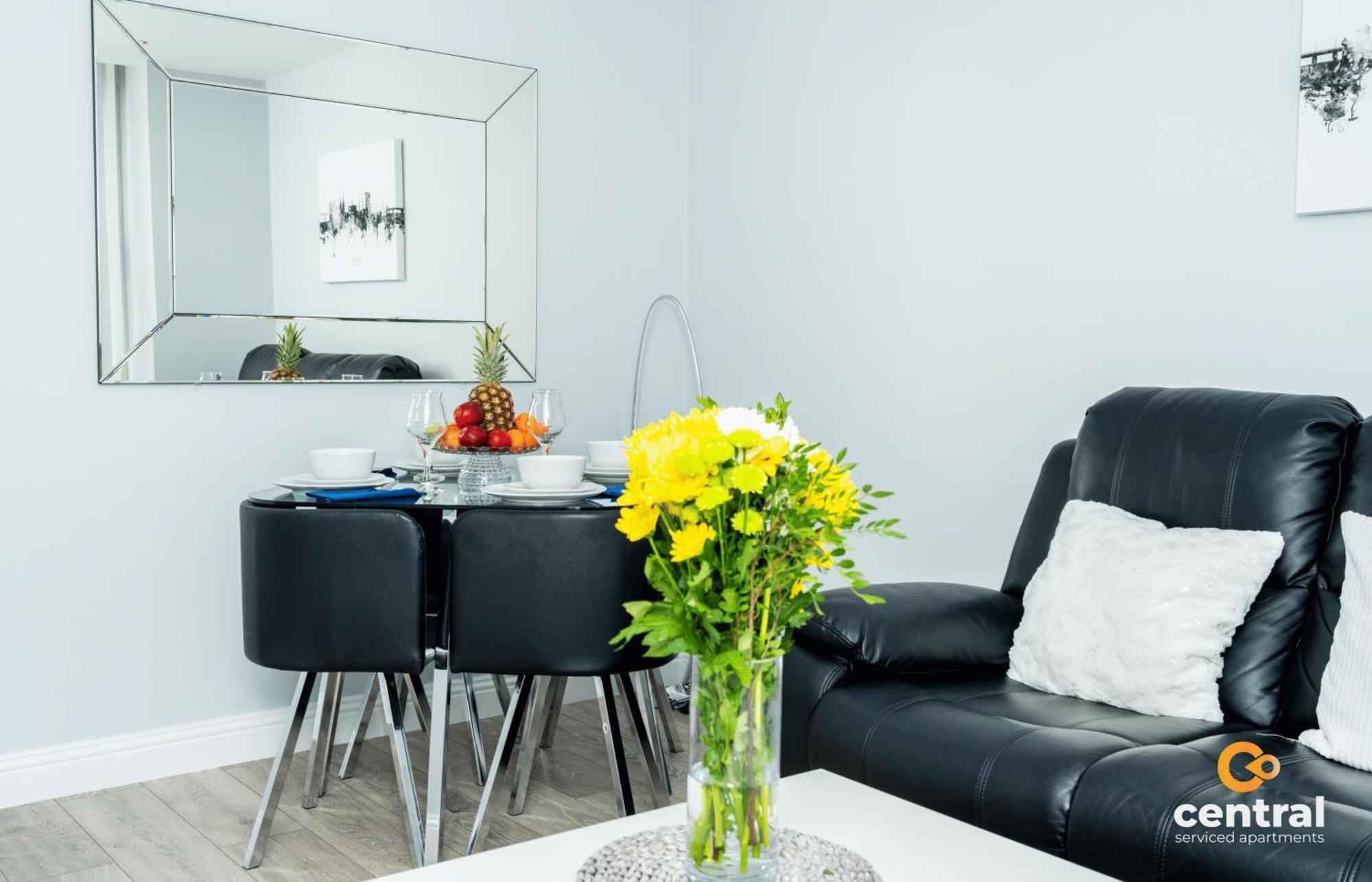 Central Serviced Apartments - 2 Bedroom - Ground Floor - Monthly & Weekly Bookings Welcome - Free Street Parking - 2 Double Beds - Wifi - Smart Tvs In Rooms - Fully Equipped - Heating 24-7 - Contractor & Short Stay Favourite Dundee Buitenkant foto