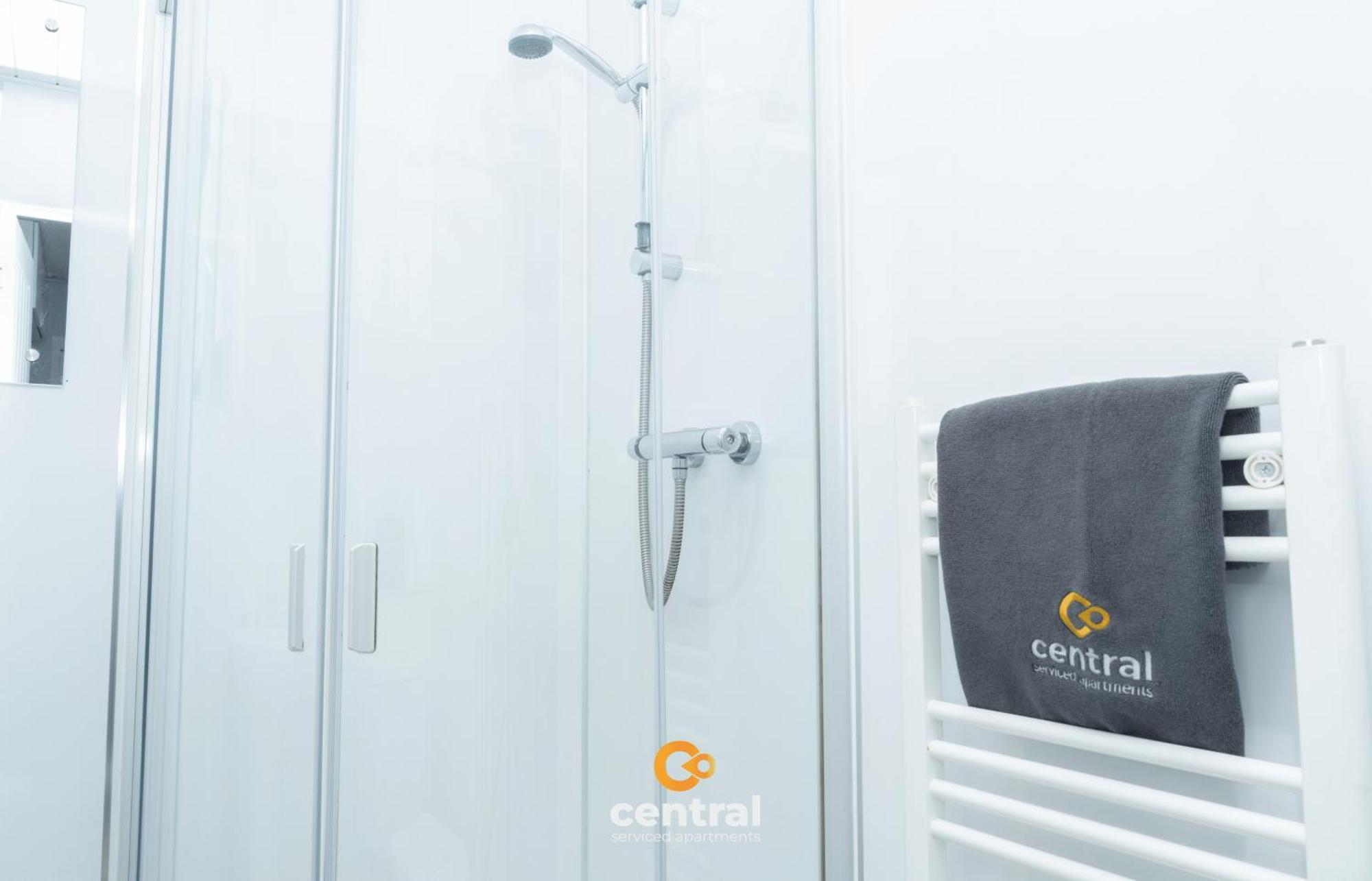 Central Serviced Apartments - 2 Bedroom - Ground Floor - Monthly & Weekly Bookings Welcome - Free Street Parking - 2 Double Beds - Wifi - Smart Tvs In Rooms - Fully Equipped - Heating 24-7 - Contractor & Short Stay Favourite Dundee Buitenkant foto