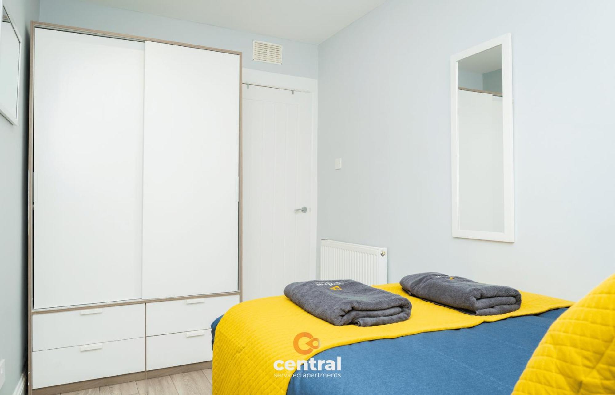 Central Serviced Apartments - 2 Bedroom - Ground Floor - Monthly & Weekly Bookings Welcome - Free Street Parking - 2 Double Beds - Wifi - Smart Tvs In Rooms - Fully Equipped - Heating 24-7 - Contractor & Short Stay Favourite Dundee Buitenkant foto