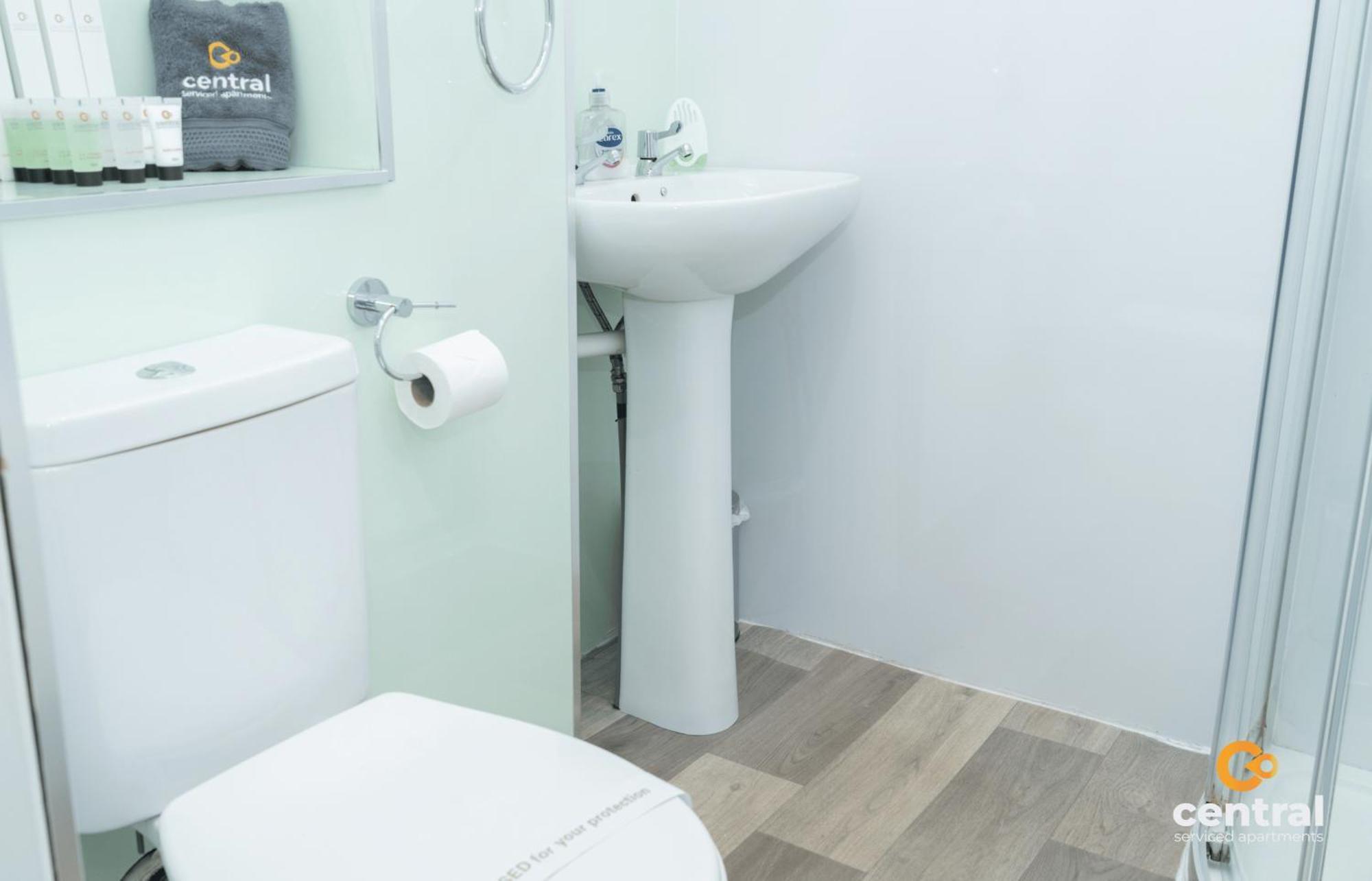 Central Serviced Apartments - 2 Bedroom - Ground Floor - Monthly & Weekly Bookings Welcome - Free Street Parking - 2 Double Beds - Wifi - Smart Tvs In Rooms - Fully Equipped - Heating 24-7 - Contractor & Short Stay Favourite Dundee Buitenkant foto