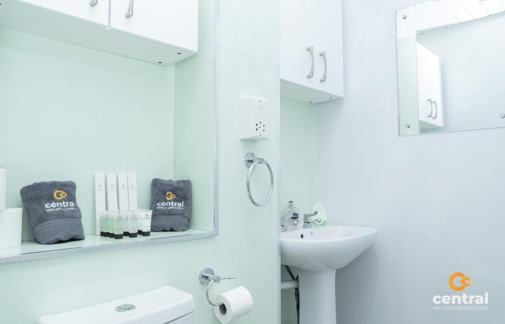 Central Serviced Apartments - 2 Bedroom - Ground Floor - Monthly & Weekly Bookings Welcome - Free Street Parking - 2 Double Beds - Wifi - Smart Tvs In Rooms - Fully Equipped - Heating 24-7 - Contractor & Short Stay Favourite Dundee Buitenkant foto